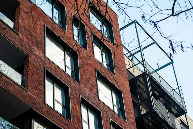 Edificio urbano moderno con decoración de fachada moderna.