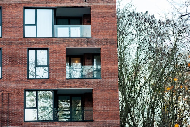 Edificio urbano moderno con decoración de fachada moderna.