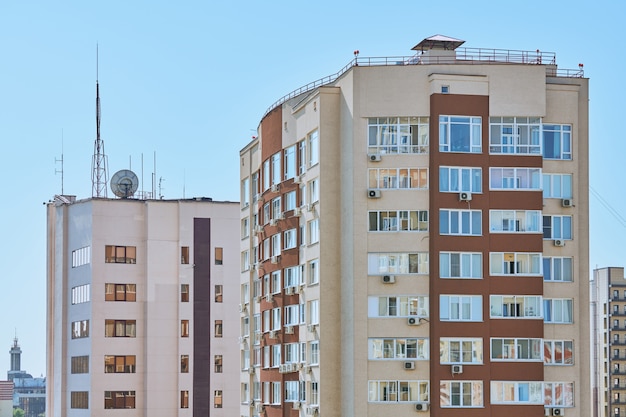 Edificio de varios pisos con antenas