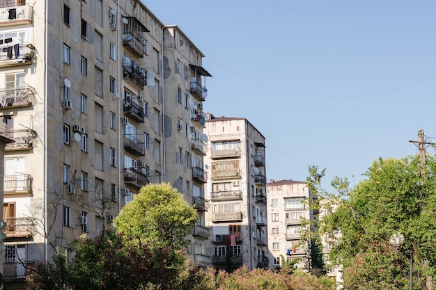 edificio de varios pisos con balcones