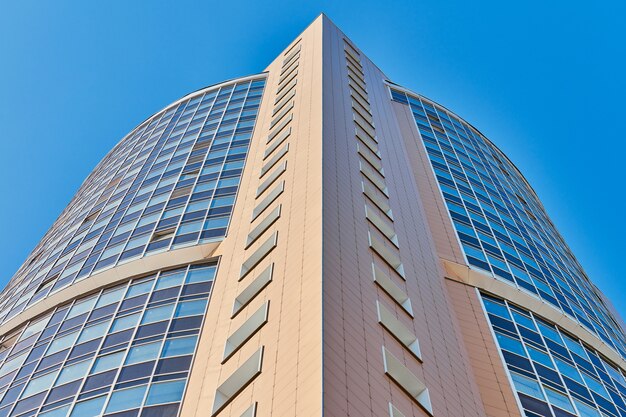 Edificio de varios pisos con ventanas