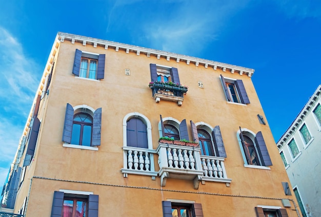 Edificio veneciano bajo un cielo azul