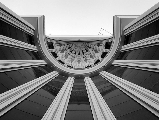 Foto un edificio con una ventana curva.