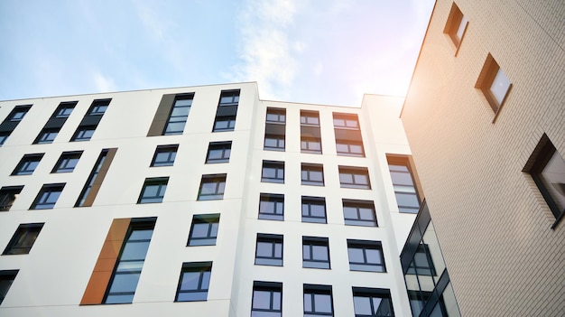 un edificio con una ventana y un fondo de cielo