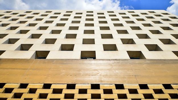 Un edificio con una ventana en el medio.