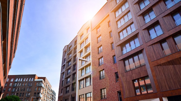 Foto un edificio con una ventana que dice e