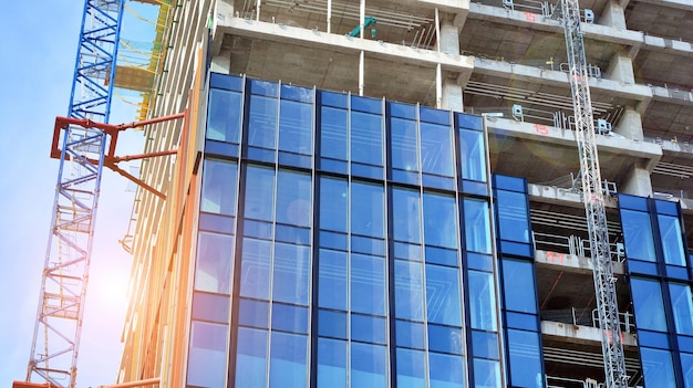 un edificio con una ventana de vidrio azul que dice " azul ".