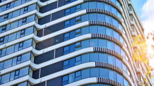 un edificio con ventanas azules y una ventana de cristal azul.