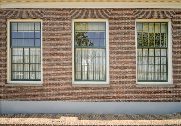 Edificio con ventanas modernas.