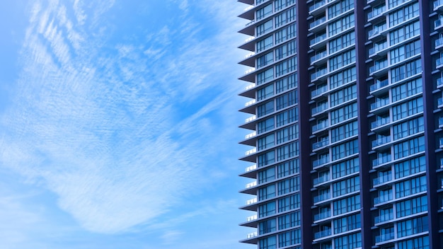 Edificio de vidrio con balcón con fondo de cielo azul Parte abstracta de la arquitectura moderna paredes de vidrio y hormigón