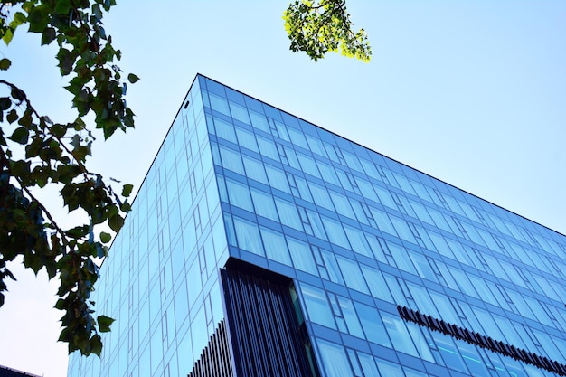 Edificio de vidrio con fachada transparente del edificio y cielo azul Pared de vidrio estructural