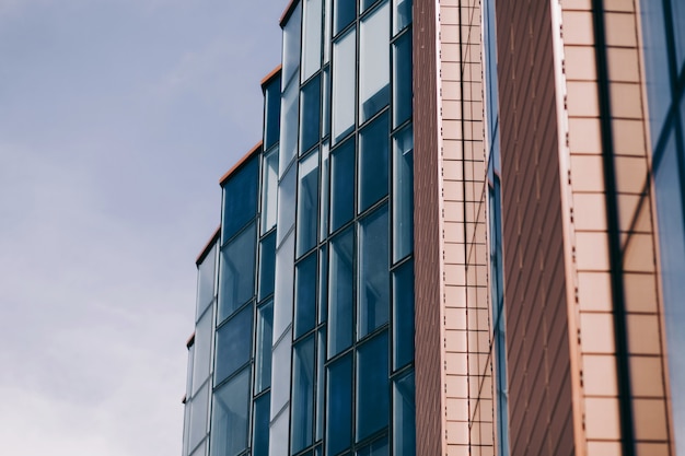 Edificio de vidrio para oficinas o banco con fachada de vidrio.