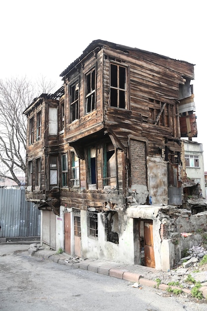 Edificio viejo y abandonado