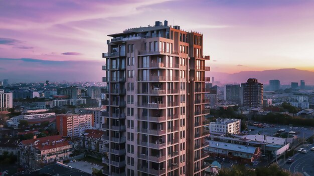 un edificio con una vista de una montaña en el fondo