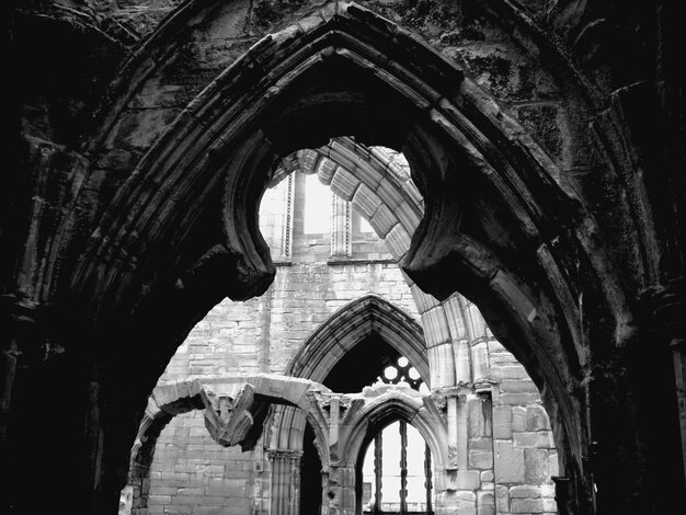 Foto edifício visto através da porta da catedral de elgin