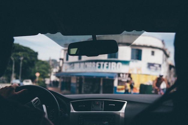 Edifício visto através do pára-brisas de um carro