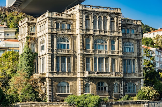 Edificio Zeki Pasa Yalisi en Estambul, Turquía. Es un edificio barroco del siglo XIX realizado por el arquitecto francés Alexandre Vallaury para Musir Zeki Pasha.