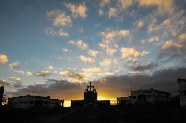 Edificios abandonados de una base militar al atardecer