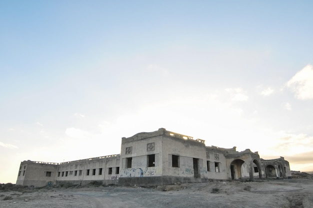 Edificios abandonados de una base militar al atardecer