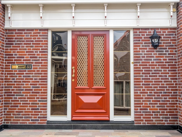 Edifícios abrigam arquitetura na pequena cidade de pescadores de volendam da holanda sob céu nevoento branco