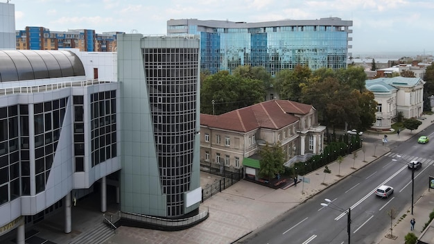 Edifícios administrativos modernos de vários andares no antigo distrito da cidade de Kharkov