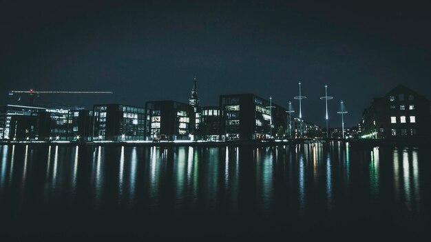 Edificios por el agua en la noche