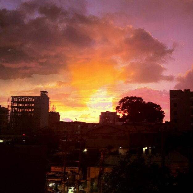 Foto edificios al atardecer