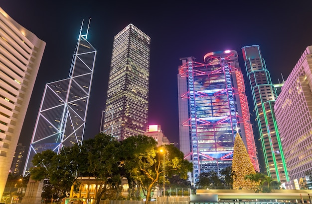 Edificios alrededor de la Plaza de la estatua en Hong Kong por la noche