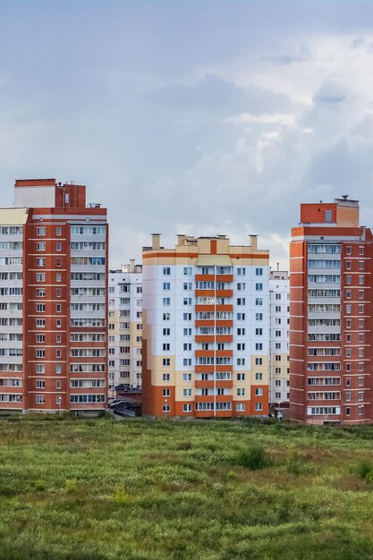 Foto edificios altos en el borde de la ciudad