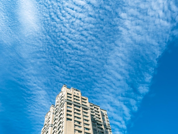 edifícios altos com céu azul nublado