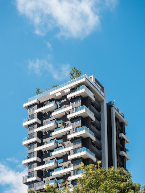 Foto edifícios altos com céu azul nublado