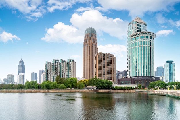 Foto edificios altos en el distrito financiero de wuhan