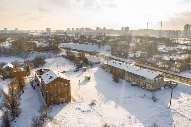 Edifícios antigos abandonados no Parque Loshitsky de inverno. Minsk, Bielo-Rússia