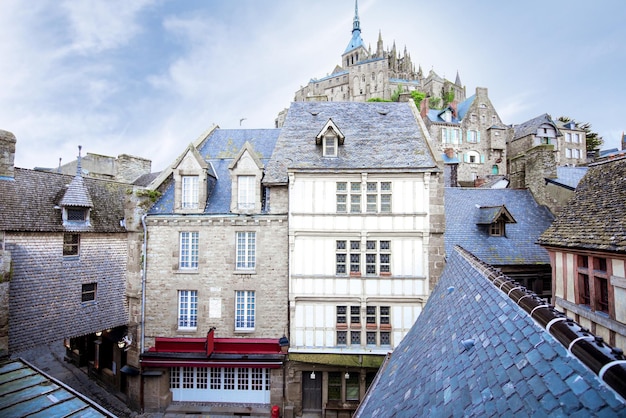 Edifícios antigos da cidade velha na famosa ilha Mont Saint Michel, na França