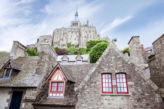 Edifícios antigos da cidade velha na famosa ilha Mont Saint Michel, na França