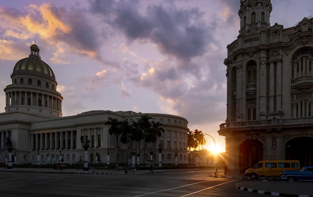 Edifícios antigos de Havana Havana Vieja ao pôr do sol no centro histórico da cidade perto de El Capitolio