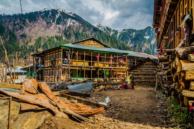 Edifícios antigos e coloridos da antiga aldeia indiana de Malana, no estado de Himachal Pradesh