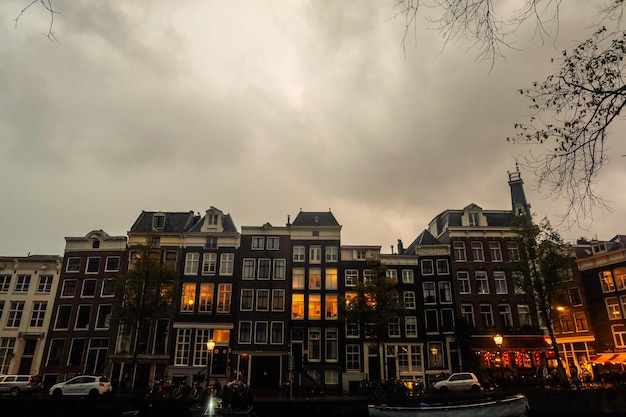 Edifícios antigos tradicionais em Amsterdã, Holanda, setembro de 2017