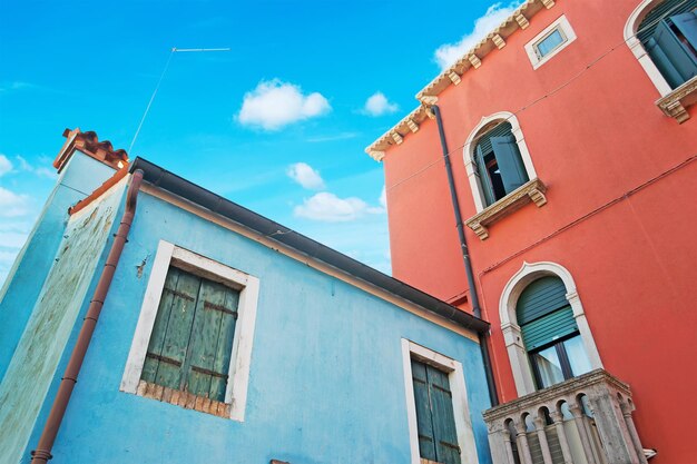 Edificios antiguos en Burano en un día claro