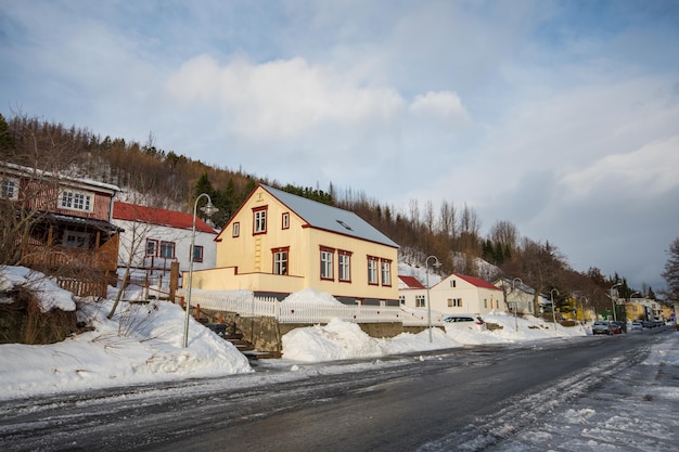 Edificios antiguos en la ciudad de Akureyri en el norte de Islandia