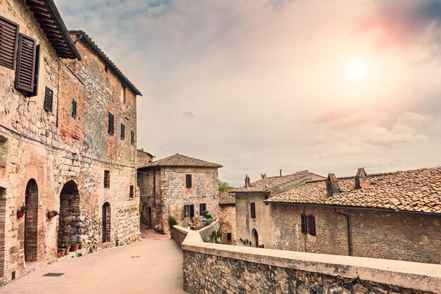 Foto edificios antiguos en la ciudad medieval de san gimignano, italia