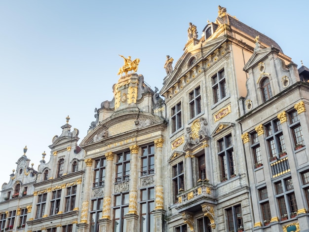 Edificios antiguos y clásicos del patrimonio mundial en la plaza central Grand Place en Bruselas Bélgica