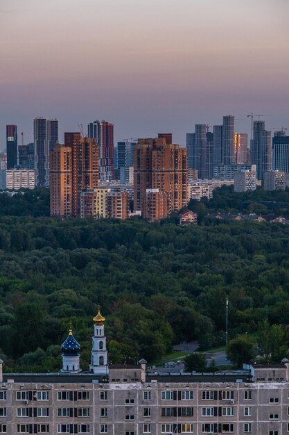 Edificios antiguos y nuevos en la ciudad de moscú.