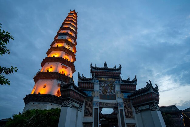 Edificios antiguos y pagodas brillantes por la noche.