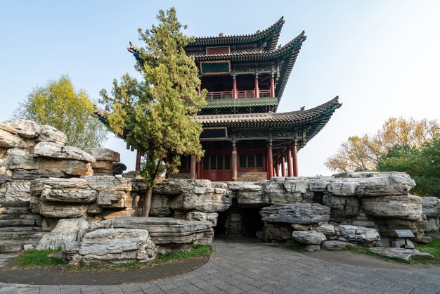 Edificios antiguos y paisajes naturales en el parque en otoño