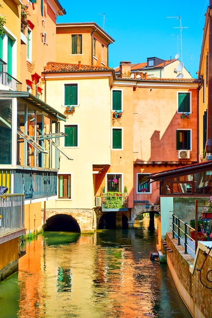 Edificios antiguos y pintoresco canal pequeño en Treviso en el verano, Veneto, Italia