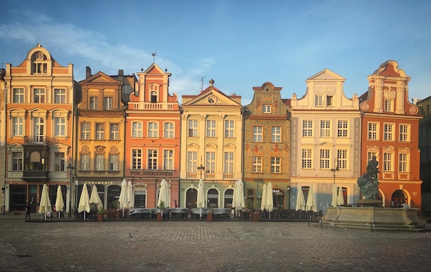 Foto edificios antiguos en la plaza stary rynek en poznan, polonia, junio de 2019.