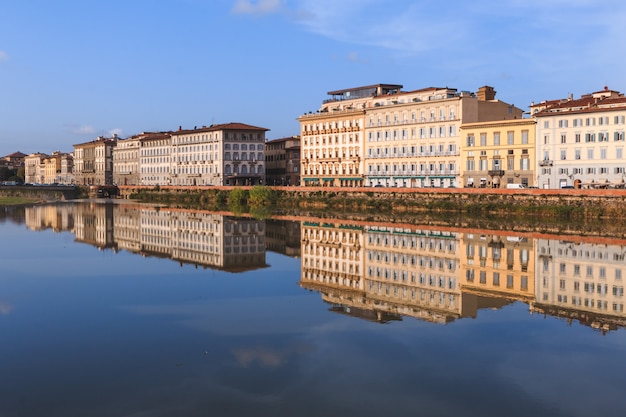 Edificios antiguos que reflejan en el río Arno en Florencia. Casas w