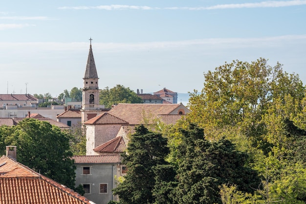 Edificios antiguos y torre en el casco antiguo por el puerto de Zadar en Croacia