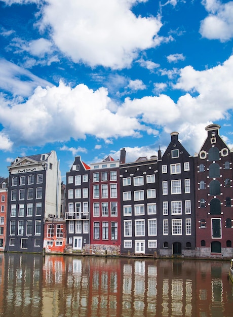 Edificios antiguos tradicionales en Amsterdam